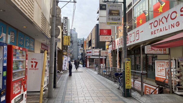 「東京靴流通センター 川越クレアモール店」脇の細道