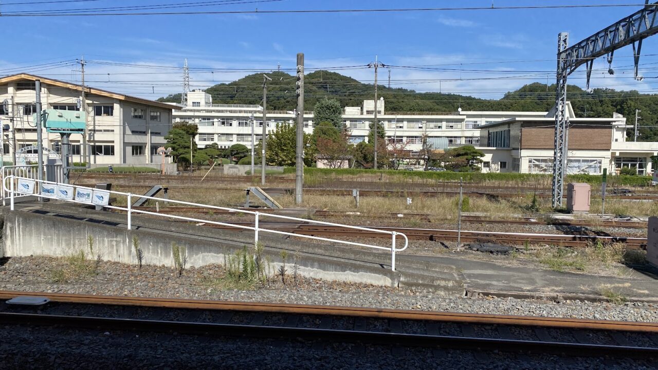 小川町駅ホームから見える小川高校の校舎