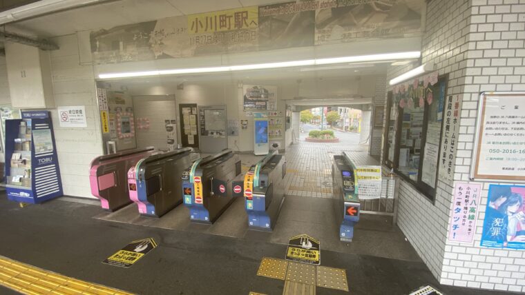 ホームから見た改札