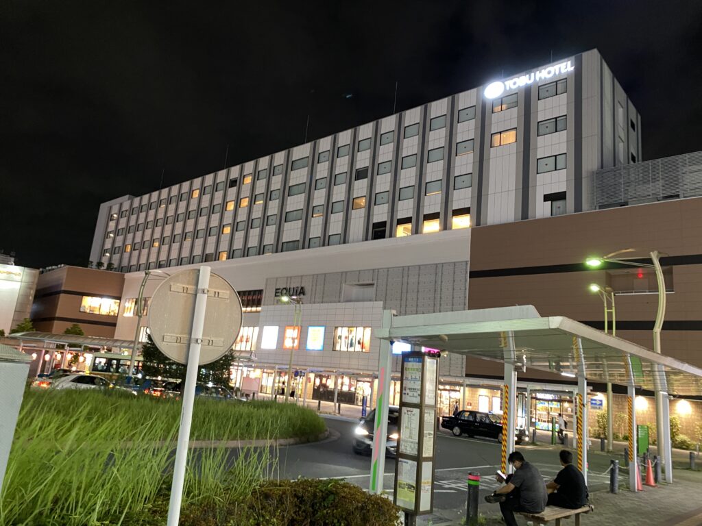 夜に撮影した和光市東武ホテル外観