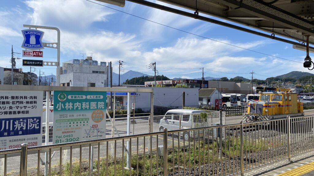 小川町駅のホームから見えるヤオコー