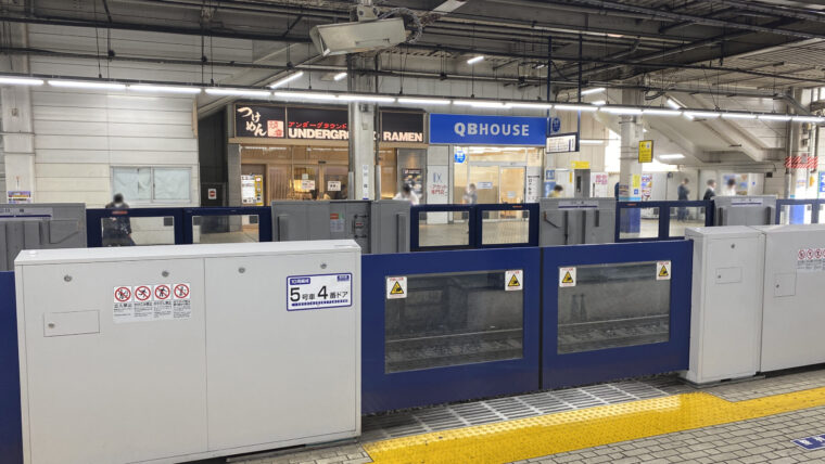 下りホームから見た頑者アンダーグラウンドラーメン川越駅