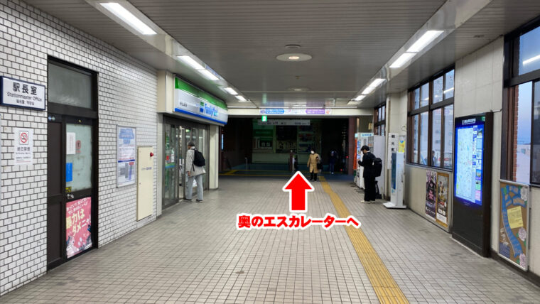 奥のエスカレーターで東松山駅東口に出る