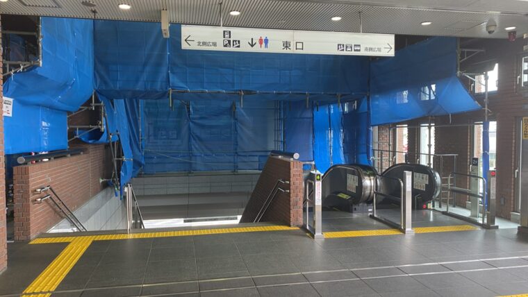 東武東上線東松山駅東口に続く階段とエスカレーター