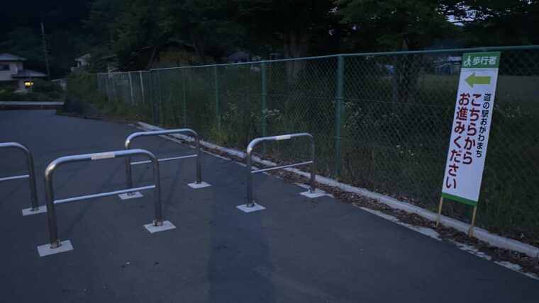 臨時駐車場に設置された案内板